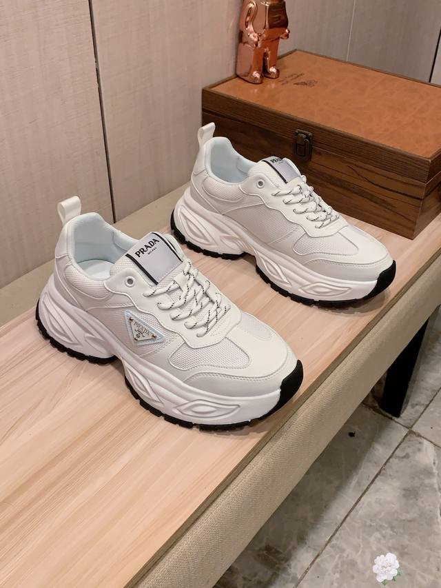 新款: 厂价 普拉达Prada* 最新爆款休闲鞋，顶端品牌 奢侈～代购，顶级～质量。 鞋面選用进口透气牛皮搭配材质透气羊皮垫脚 精细做工。原版个性时尚柔软橡膠耐