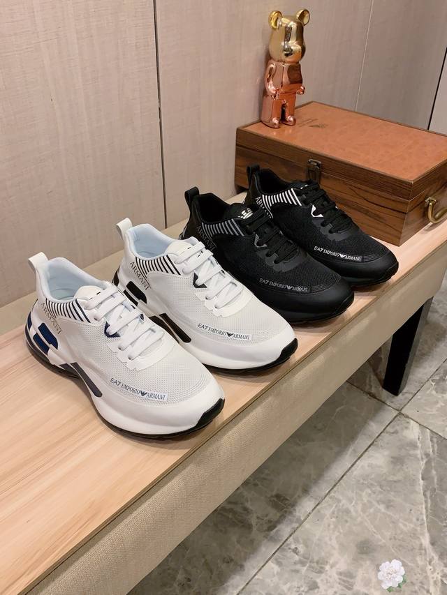 新款: 厂价 阿玛尼Armani* 最新爆款休闲鞋，顶端品牌 奢侈～代购，顶级～质量。 鞋面選用进口透气牛皮搭配材质透气羊皮垫脚 精细做工。原版个性时尚柔软橡膠