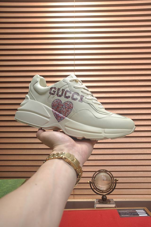 出厂价P Gucci 情侣款 最高版本古奇爆款老爹鞋。专柜同步发售 ，，鞋面采用进口牛皮，舒适羊皮内里，脚感一级棒，原版轻便减震加厚发泡大底，简约拼色，百搭帅气