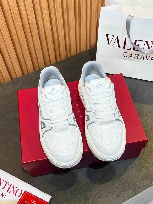 实价： 华伦天奴 情侣款运动鞋系列 Valentino 2025最新款情侣运动鞋 明星同款 火爆发售. 原版Zp入购拆解. 反复打版调改. 力要1:1原版还原！