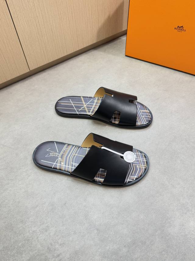 Hermes 爱马仕 -高端品质 原单休闲凉拖鞋 -鞋面：进口纳帕小牛皮、锻造′H′图腾 -内里：水染牛皮 -大底：超轻真皮 包真皮Tpu水台；组合成型真皮大底