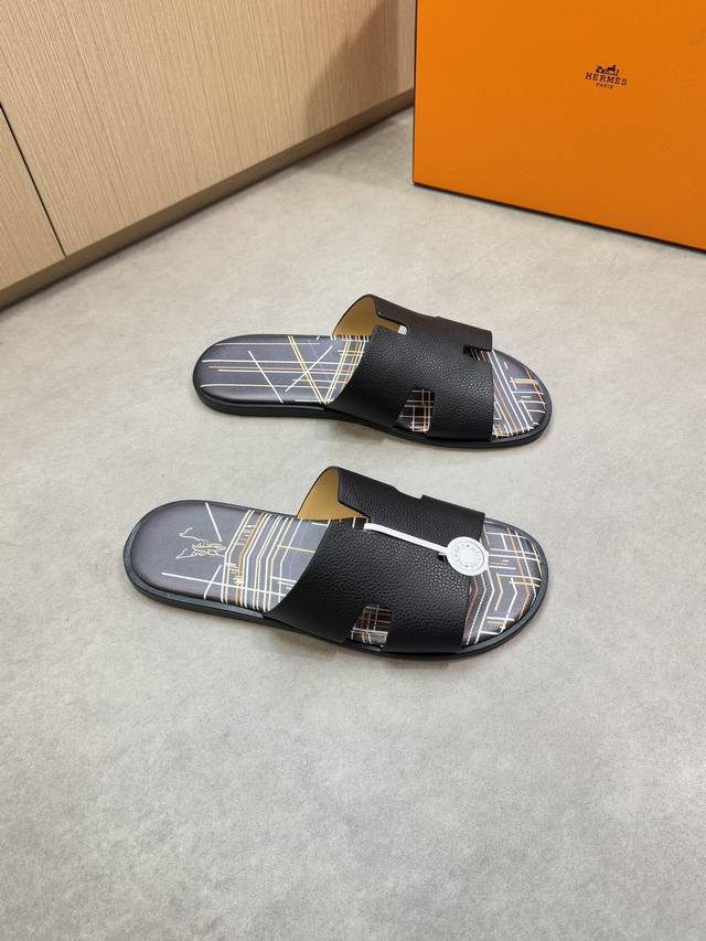 Hermes 爱马仕 -高端品质 原单休闲凉拖鞋 -鞋面：进口荔纹小牛皮、锻造′H′图腾 -内里：水染牛皮 -大底：超轻真皮 包真皮Tpu水台；组合成型真皮大底