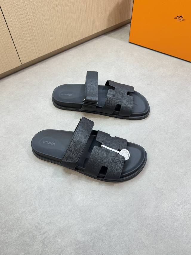 Hermes 爱马仕 -高端品质 原单休闲凉拖鞋 -鞋面：进口荔纹小牛皮、锻造′H′图腾、魔术贴工艺 -内里：水染牛皮 -大底：超轻Tpr橡胶 Tpu水台；组合