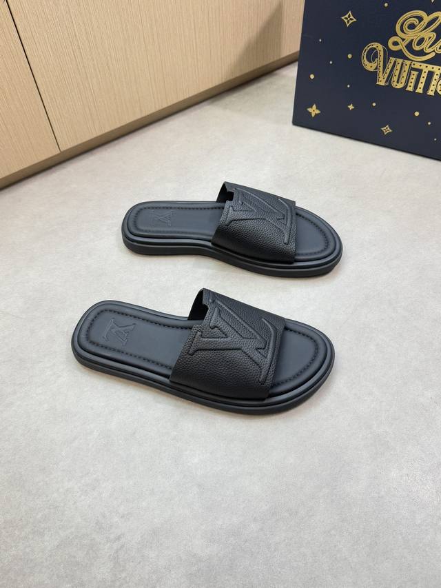 Louis Vuitton 路易威登 -高端品质 原单休闲凉拖鞋 -鞋面：进口荔纹小牛皮、车缝品牌图腾 -内里：水染牛皮 -大底：超轻Tpu发泡真皮包水台 橡胶