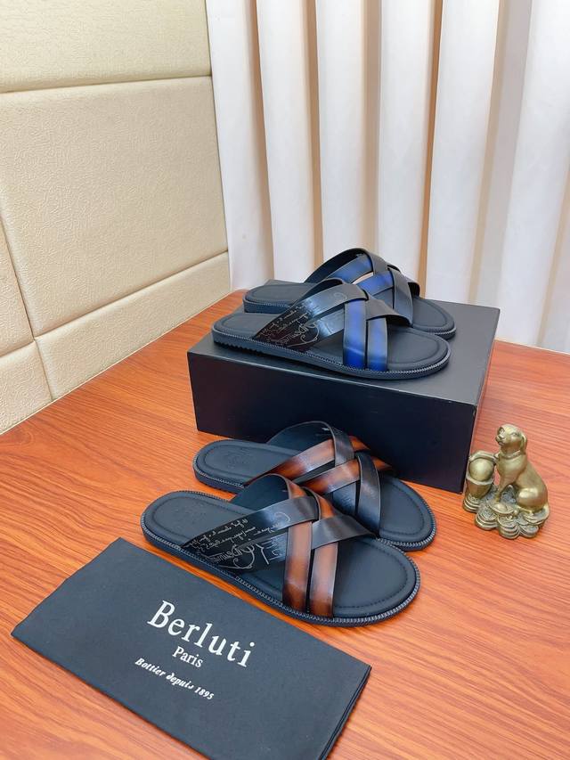 价： 高品质 Berluti 布鲁提 新款拖鞋来袭 进口牛皮材质纯手工重复擦色改色制成 内里垫脚进口精选小牛皮制作 品牌Logo双色 原版大底 时髦又舒适 完美