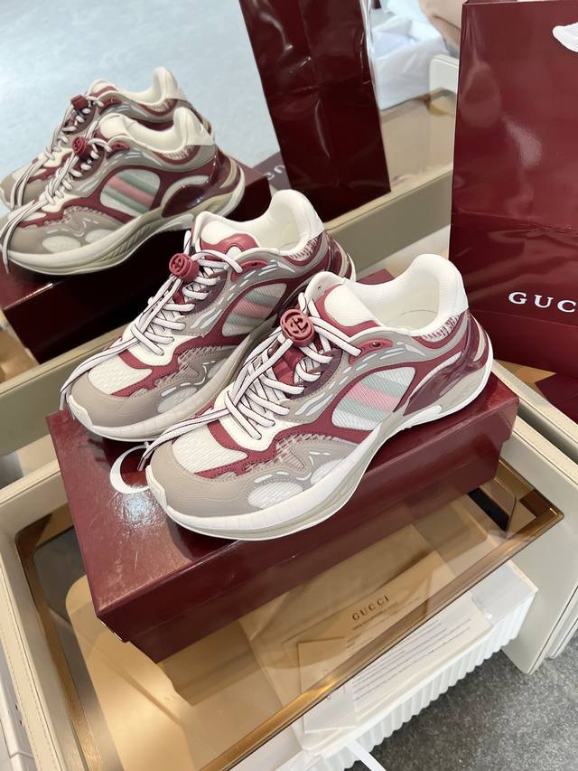 Gucci 古奇 2025Gucci系列 2.0运动鞋重金打造焕新演绎品牌标志性条纹织带元素当复古基因撞上未来感设计这双古驰新鞋直接把潮流阈值拉满 配色卡龙撞色