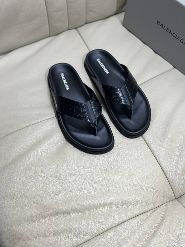 Balenciag. 巴黎世家拖鞋系列：高端品牌，鞋面意大利进口牛皮面料，标志图形高品质工艺，鞋底：原厂特供原版底，独家活动成型底超级舒适，原厂跟单货，高品质，