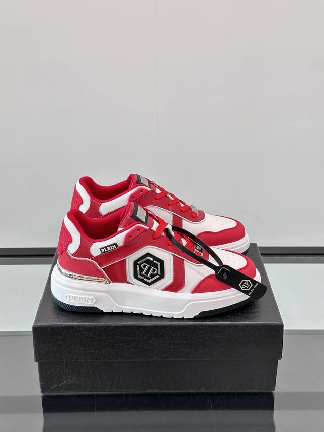 Philipp Plein-菲利普普莱茵，德国潮牌男士低帮板鞋，牛皮鞋面设计，鞋面皮牛皮打造，透气布内里。好看好搭。超轻大底，脚感舒适！ Size：39-44