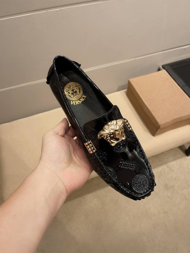 实价 ，Verace，鞋面头层意大利原版牛漆皮+性感美杜莎头像，舒适透气羊里，原版进口耐磨橡胶底，官网出品，男士心备佳品,廓形简洁利落，采用精湛工艺。穿着舒适。