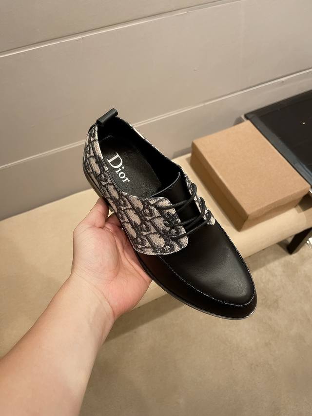 实价 Dior 迪奥官方商务休闲系带皮鞋新款，意大利名模贵族们爆款，时尚界的佼佼者，无可超越，市场高端精品皮鞋。明星周杰伦同款，原单正品，鞋面采用进口原版牛皮，