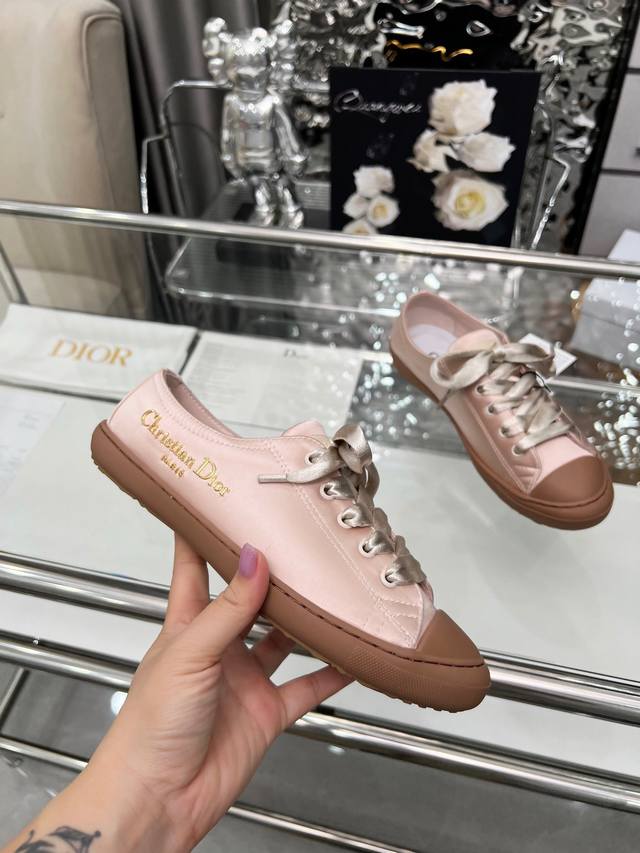 Dior迪奥 码数：女35-40 女41订做 迪家爆款上新 这款 Dior Lucky 运动鞋是二零二五秋季系列新品，彰显优牙时装客服范。黑色天鹅绒鞋面，侧面饰