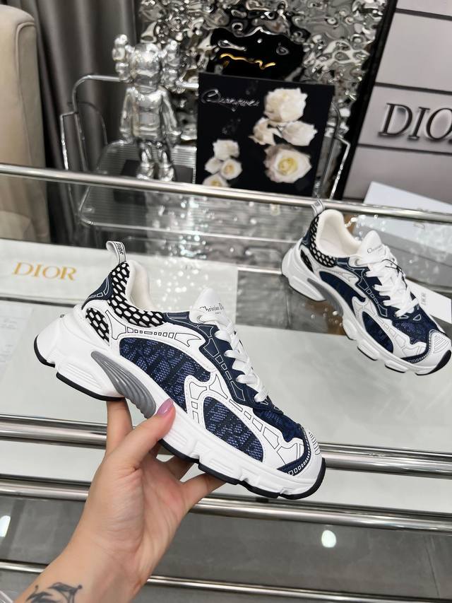 Dior迪奥 码数：女35-41男39-45 女40.41男45订做 这款 Dior Chrono 运动鞋是二零二四秋季新品，以 Dior 的高订风格重新演绎跑