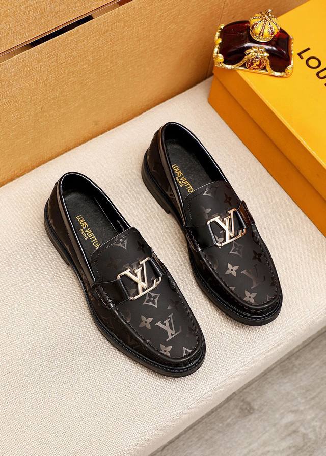 商品商标：Louis Vuitton 路易威登 休闲皮鞋 正码码数: 39-44 38.45订制 商品材料：精选 进口头层漆皮印花鞋面+奢华五金扣，进口头层牛皮