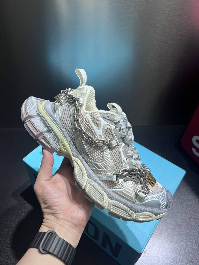 3Xl童心锁 Phantom Sneaker 官方同步 全新3Xl十代潮流休闲鞋 增加全新设计 在延续 Tra Trainer 户外轮廓和复杂鞋面结构的同时，新