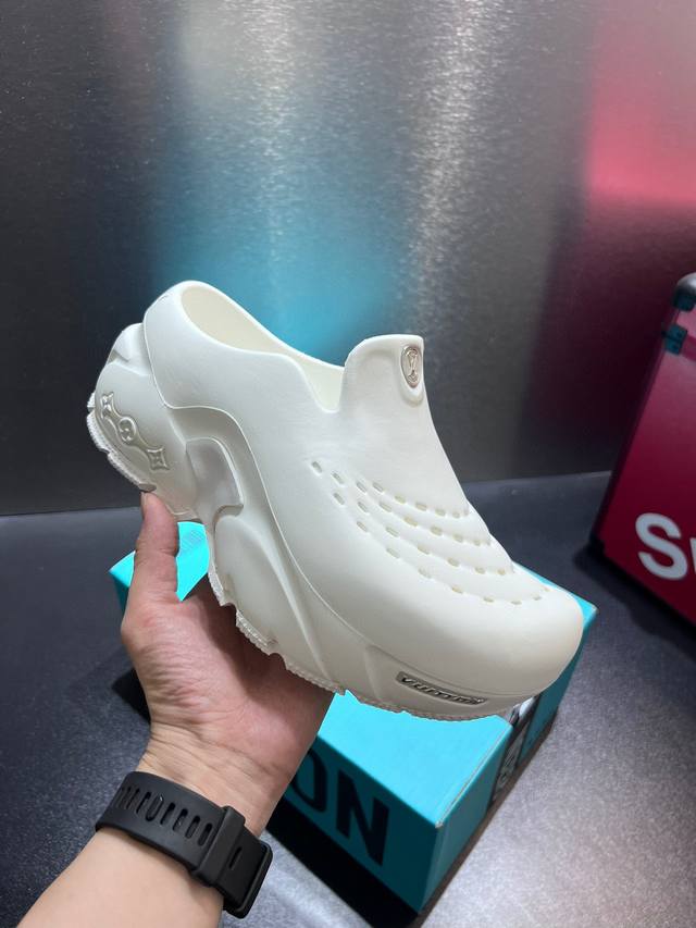 首次亮相2025时装秀鞋款命名为Louis Vuitton 顶级正确版面 Shark Clog 鲨鱼洞洞鞋 Size :36-45情侣款 专柜全套包装