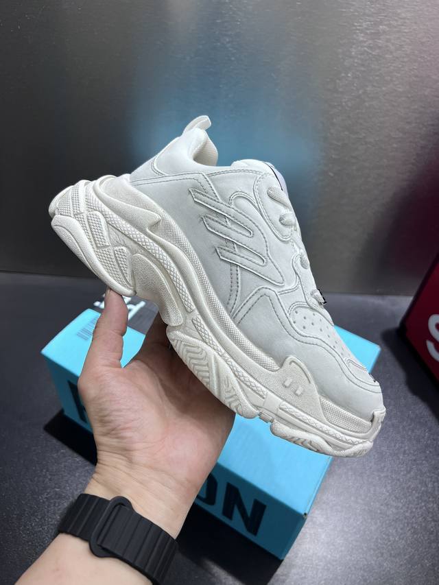 Balenciaga巴黎世家、情侣款 Trie S系列圆头做旧 这款鞋设计来源于经典的Cargo 3B Srts Lcon、3但又没有Cargo那么夸张、真的是