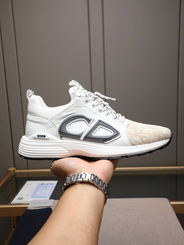 P Dior 迪奥 高端系列休闲男鞋，简约大气鞋面采用头层真皮接拼迪奥专用材料 ；进口头层羊皮内里；专用大底，耐磨，轻便，整体设计和谐统一又不缺乏个性 你值得拥