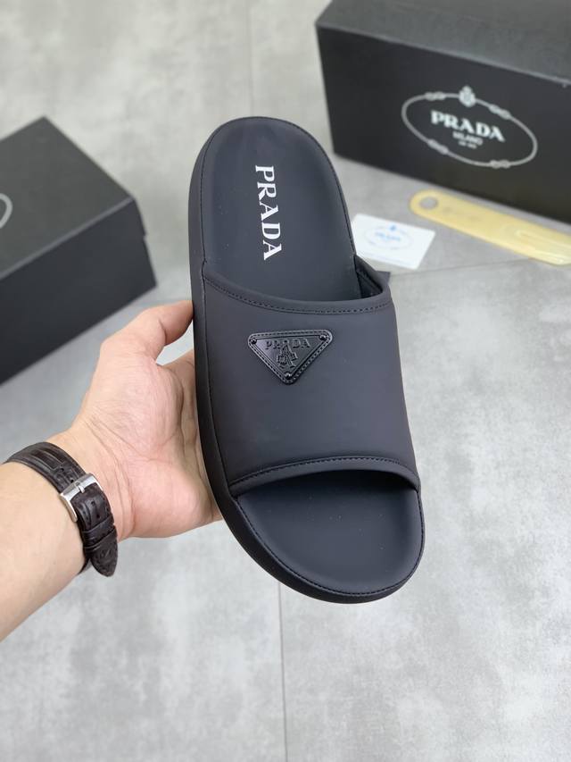 工厂P价P 实价 Prada 普拉达新款休闲拖鞋，原版官网、完美做工 透射出一种尊贵奢华，于普拉达高端超凡工艺中升华其奢侈定义。原版组合大底，码数：38-45