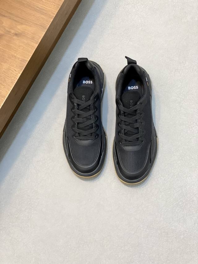 实价 Boss Logo印花针织运动鞋 这款运动鞋采用皮拼接羊绒针织面料，鞋面嵌入同色系小牛皮饰边，重工打造，搭配轻盈Eva异型厚底，棉鞋带配金属珐琅鞋眼，外侧