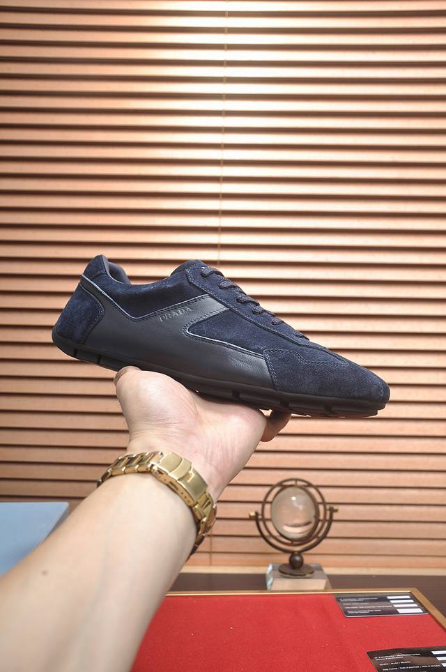 出厂价P Prada 情侣休闲鞋，原版1比1开发，面料高丝光牛猄配进口牛皮，内里丝绸羊皮，大底橡胶，上脚舒适柔软，码数女：35至41。男38至20