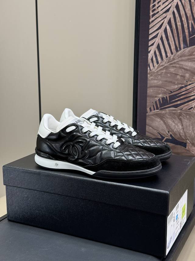 直销 Chanel 24B 帮球鞋 新品 24秋冬帮球鞋，帮球鞋第三代 小羊皮材质，经典菱格元素，好穿到爆，时髦度满分高货 Size 35-41