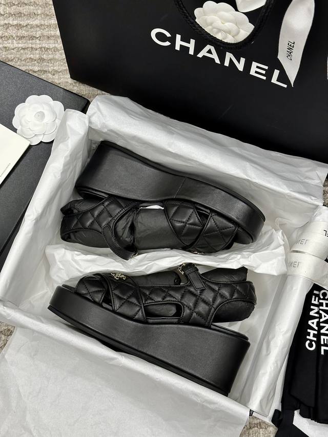 直销 Chanel香奈尔 C家小香23Ss新款坡跟露趾高跟凉鞋 顶级专柜品质，上脚那一刻还是不要超级惊艳所有材质都根据原版定制！ 鞋面：进口头层小牛皮 进口小香
