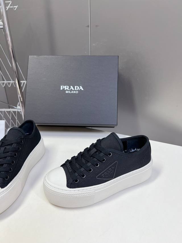 直销 女鞋 女装 Prada 普拉达 帆布鞋 科技帆布最新黑科技 相隔几年Prada又给我们带来好看的饼干鞋了 时髦精绝对不能错过的必入款 没有任何繁杂装饰，质