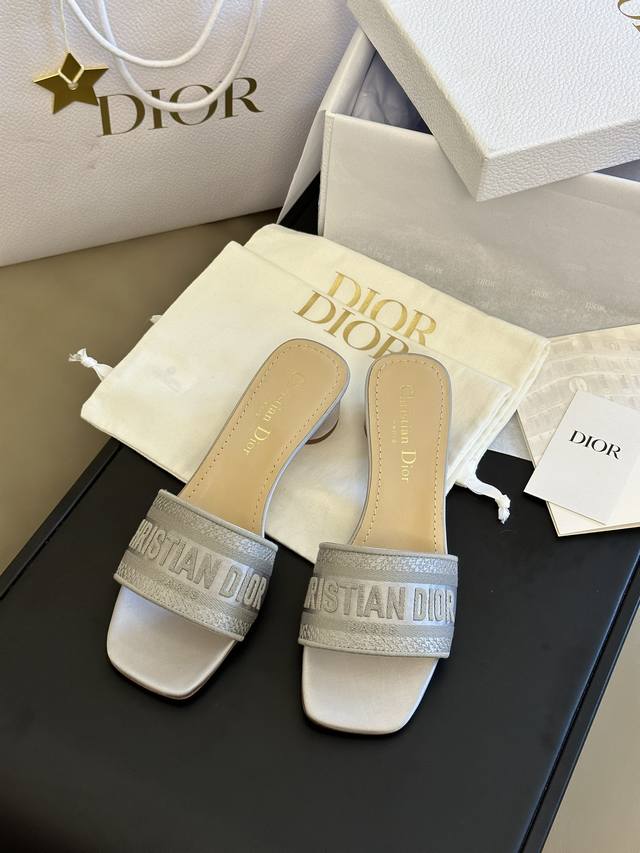 直销 女鞋 女装 Dior 迪奥 2025 Dway春夏新款一字刺绣拖鞋版本 Cd字母Logo立体刺绣圆柱跟凉鞋 方头粗跟果冻色露趾拖鞋 鞋面：原版一致高温水溶