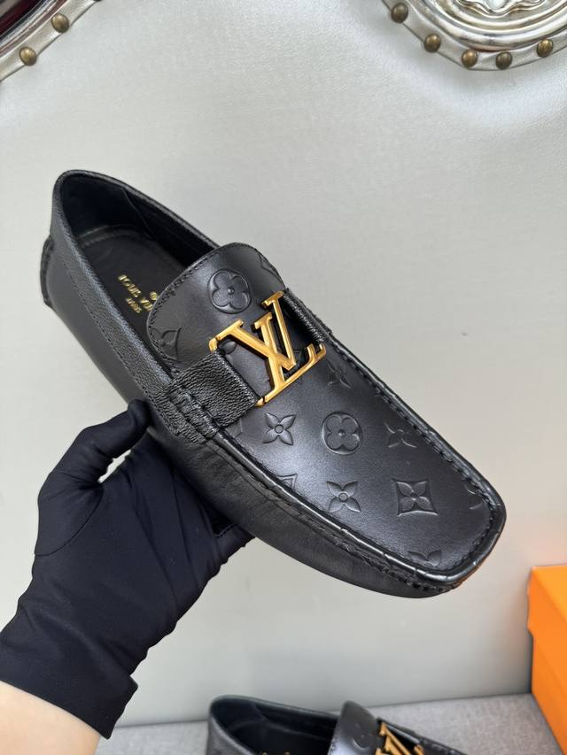 原单品质 专柜新款同步 Lv路易威登专柜新款 纯手工开车男鞋 豆豆鞋 套脚鞋 懒人鞋 ，精致手工缝线 做工细节堪比专柜 意大利进口压花牛皮 水染牛皮里 吸汗防臭