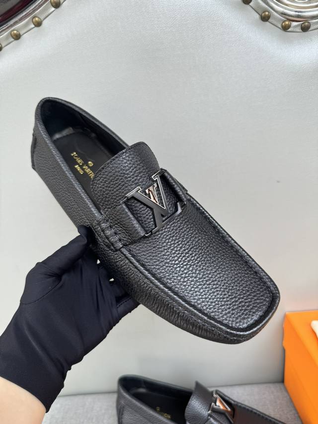 原单品质 专柜新款同步 Lv路易威登专柜新款 纯手工开车男鞋 豆豆鞋 套脚鞋 懒人鞋 ，精致手工缝线 做工细节堪比专柜 意大利进口荔纹牛皮 水染牛皮里 吸汗防臭