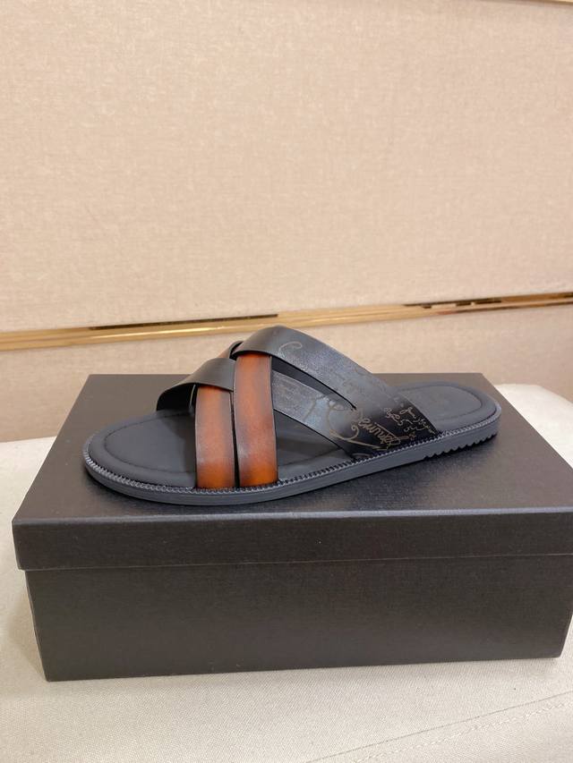 出厂价P 高品质 Berluti 布鲁提 新款拖鞋来袭 进口牛皮材质纯手工重复擦色改色制成 内里垫脚进口精选小牛皮制作 品牌Logo双色 原版大底 时髦又舒适