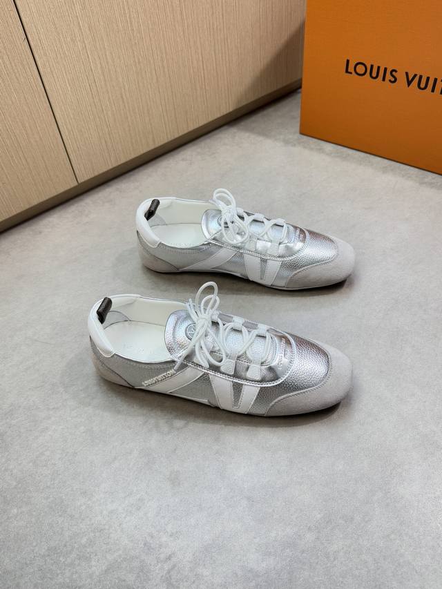 Louis Vuitton 路易威登 -高端品质 原单休闲运动鞋 -鞋面：银色荔纹小牛皮、鞋舌.鞋身.注塑品牌Logo、车缝品牌图腾 -内里：品牌帆布，垫脚；水