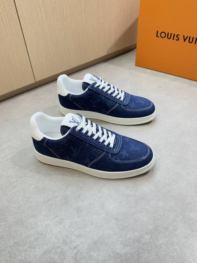 Louis Vuitton 路易威登 -高端品质 原单休闲运动板鞋 -鞋面：纳帕小牛皮、品牌图腾帆布布匹、鞋身.后跟；丝印品牌Logo -内里：水染牛皮 -大底