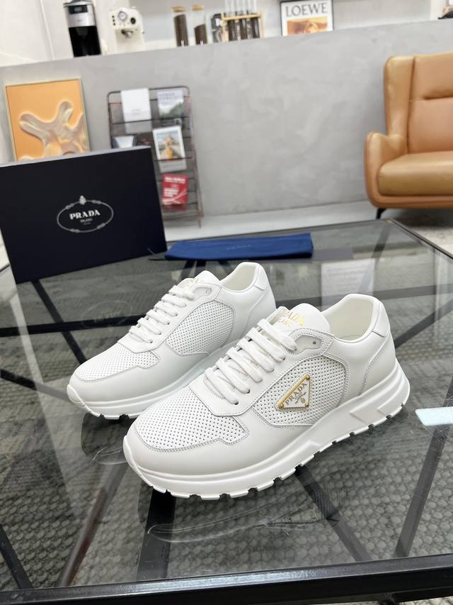 P 顶级代购 普 炸街男神新品运动休闲鞋专柜同步，鞋面意大利进口牛皮搭面料，进口水染牛皮里垫，鞋底：原厂特供原版底，独家活动成型底超级舒适，原厂跟单货，高品质，