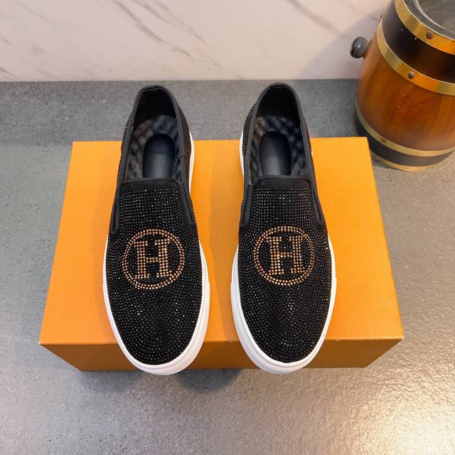 Hermes 爱玛仕 高端潮牌，一脚蹬 专柜同步新品、高版本高品质完美打造、金属元素被运用得淋漓尽致.朋克潮流的魅力适合各种出行.上脚你就是街头的焦点 鞋面用老