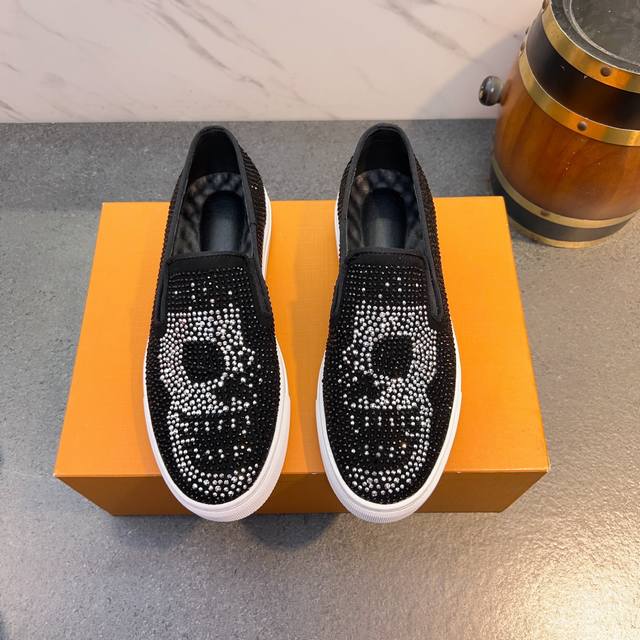 Philip Plein 菲利普.普来因 德国高端潮牌，一脚蹬专柜同步新品、高版本高品质完美打造、金属元素被运用得淋漓尽致.朋克潮流的魅力适合各种出行.上脚你就