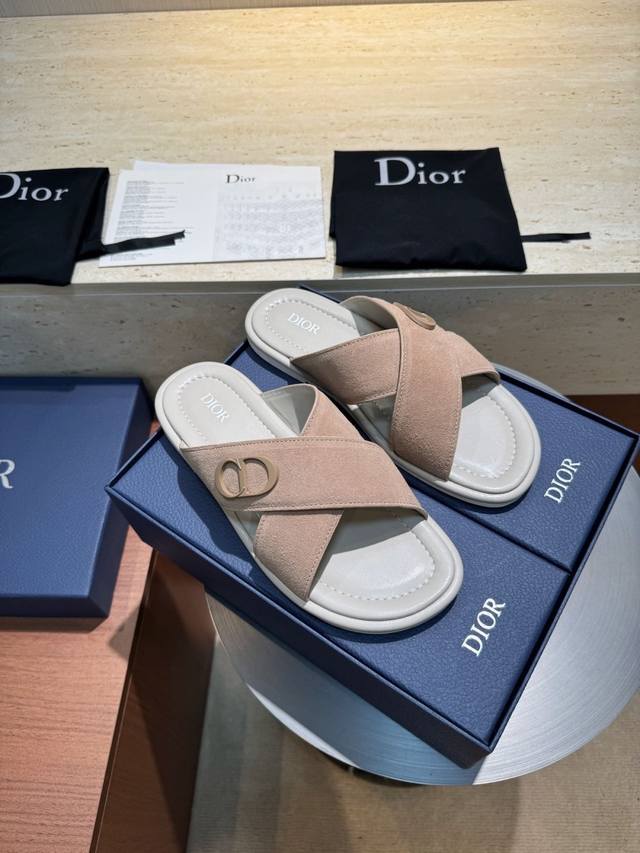 迪奥 Dior Alias男士牛皮拖鞋 这款 Alias 凉鞋夏季新品，彰显休闲高雅的风范。采用粒面牛皮革、Oblique印花面料精心制作，牛皮内里！交叉带设计