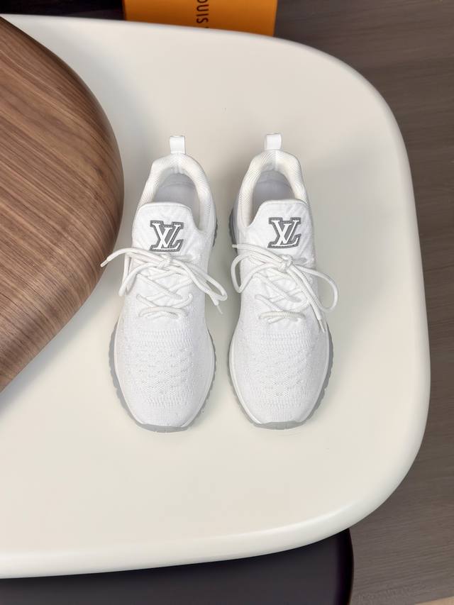 L 本款 Beverly Hills 运动鞋选取质感 Monogram飞织面料 鞋面Logo滴胶工艺，点题 男士系列风尚。进口Ip发泡大底 雅致鞋面与动感超轻橡