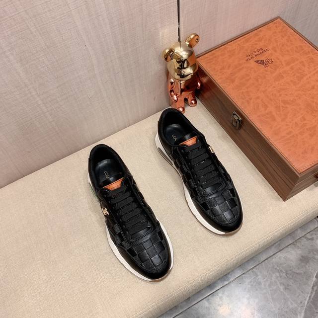 Lv* 最新爆款休闲鞋，顶端品牌 奢侈～代购，顶级～质量。 鞋面選用进口透气牛皮搭配材质透气羊皮垫脚 精细做工。原版个性时尚柔软橡膠耐磨防滑大底，上脚轻巧舒适，
