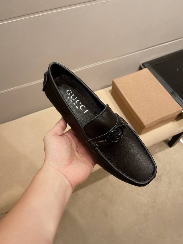 实价 Gucci 古奇官方旗舰店新款，意大利名模贵族们爆款，时尚界的佼佼者，无可超越，官方高品质精品商务套脚休闲豆豆男鞋。明星周杰伦同款，原单正品，采用进口原版