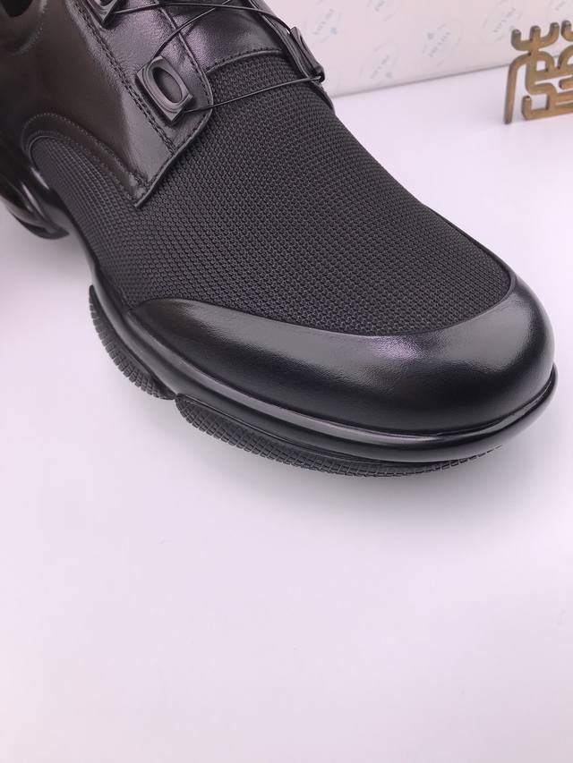 Prad* 胎牛皮 透气网 机械扣 气垫底 运动休闲鞋 进口胎牛皮 质感一流 折边 油边工艺 针织网面 内外双层网 柔韧挺括 不易变形 气垫底 防滑耐磨 质地轻