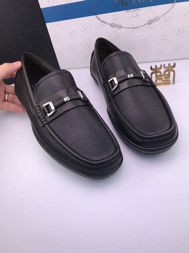 Prada* 粗纹鹿皮 软底软面 高档商务休闲鞋 进口鹿皮 纹理粗旷 浑厚 挺括有型 质感一流，皮质柔软 脚感极佳 全包真皮内里 高品质豆豆底 柔软轻便 完美贴