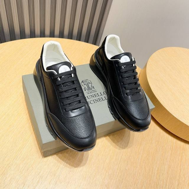 Brunello Cucinelli 新款运动男鞋 此款平底运动鞋面料采用意大利进口高丝光水洗翻毛皮和意大利进口压摔牛皮，立体感和亲肤感十足！鞋子拼色设计 款式
