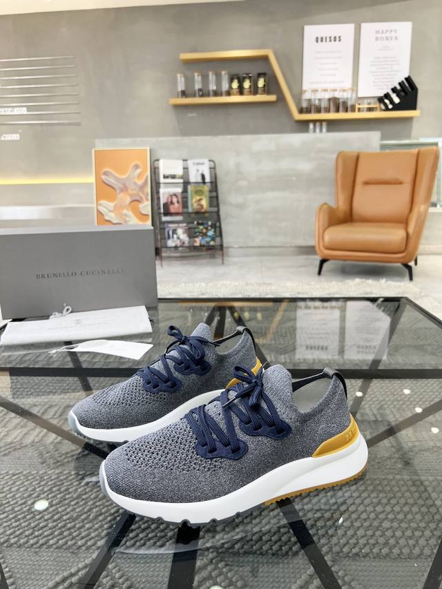 Brunello Cucinelli 春夏新款男鞋出货 此品牌是来自意大利的世界顶级奢侈品牌，被誉为低调奢华的 “山羊绒之王” 和 “服装界真正的奢侈品”。没有