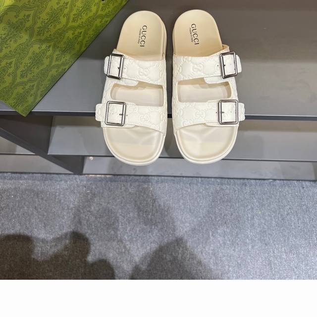 码数38-46 Gg家高端男士夏季拖鞋， 经典老花系列，一字带宽松设计，别致的色彩拼接效果，个性鲜明，时尚潮流穿搭必备款式，轻盈舒适。轻质韧性橡胶内底，微型凸纹