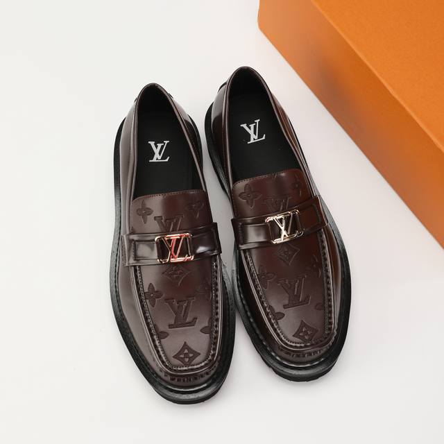 L家 Size:39-44 38.45定做 原单Lv官网男士休闲皮鞋，顶级原单复刻， -鞋面：牛皮工艺、纳帕牛皮、鞋身车缝品牌Logo -内里：牛皮，垫脚；水染