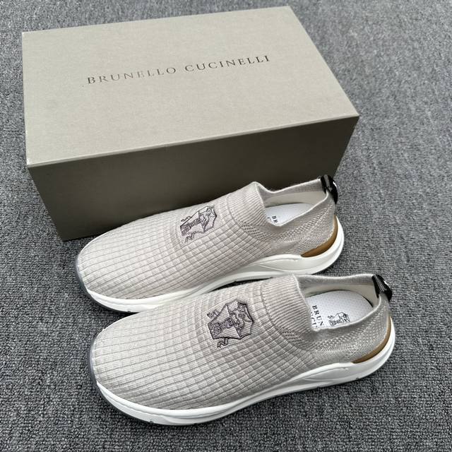 Brunello Cucinelli Ss春夏新款男鞋出货 简称Bc 此品牌是来自意大利的世界顶级奢侈品牌，被誉为低调奢华的 “山羊绒之王” 和 “服装界真正的