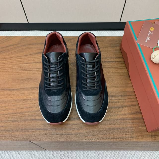 Loro Piana Lp 情侣款休闲运动鞋。简约时尚，鞋面采用牛反绒拼皮。羊皮垫脚。定制橡胶底。 码数：女35-43 35、41、42、43定制不退换 男39