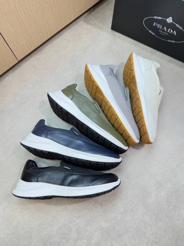 Prada 普拉达 -高端品质 原单一脚蹬休闲运动鞋 -鞋面：进口纳帕小牛皮、品牌高丝光帆布布匹、鞋舌车缝品牌Logo -内里：水染牛皮 -大底：超轻Tpu发泡
