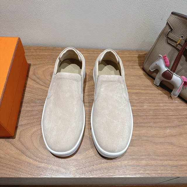 实价： Herme S Ss25 New Arrival～ 专柜大热情侣款，H家配货首选鞋履！ 是爱马仕经典款 每一季都会出很多颜色 绝对是最值得买的配货之一